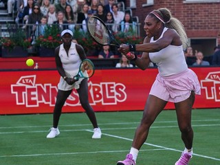 Serena Williamsová (vpravo) a Victoria Mboková na turnaji v Queen's Clube 2026.