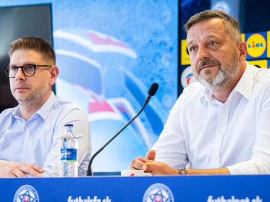 zľava marketingový riaditeľ Slovenského futbalového zväzu (SFZ) Lukáš Donoval a generálny sekretár SFZ Peter Pálenčík 