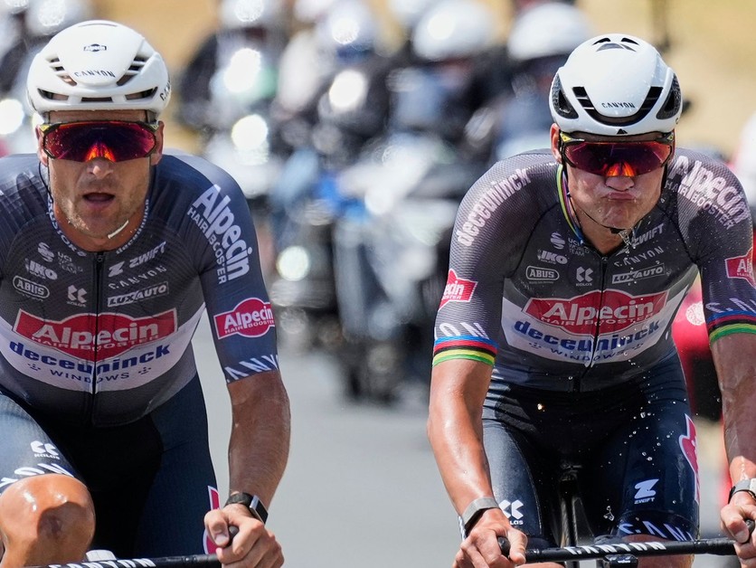 Tímoví kolegovia zo stajne Alpecin - Deceuninck Mathieu van der Poel a Jonas Rickaert počas 9. etapy na Tour de France 2025. 