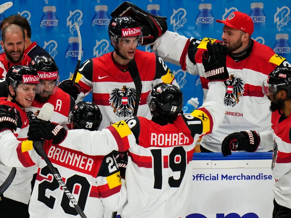Peter Schneider oslavuje gól so spoluhráčmi v zápase Nórsko - Rakúsko na MS v hokeji 2024. 