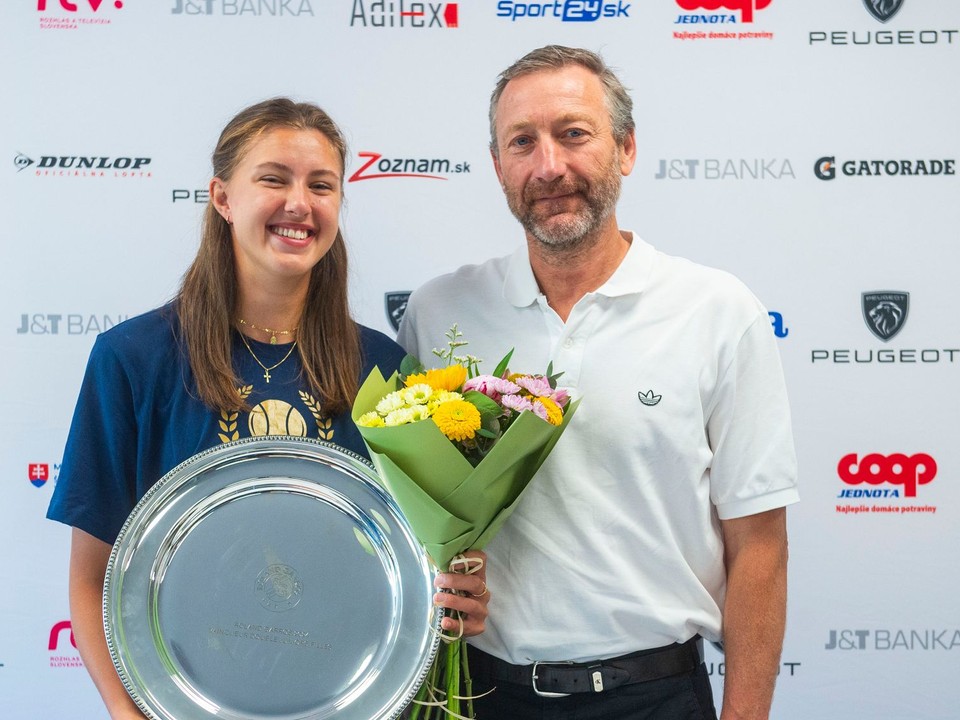 Juniorská grandslamová víťazka vo štvorhre na Roland Garros 2024 Renáta Jamrichová s prezidentom Slovenského tenisového zväzu Miloslavom Mečířom.