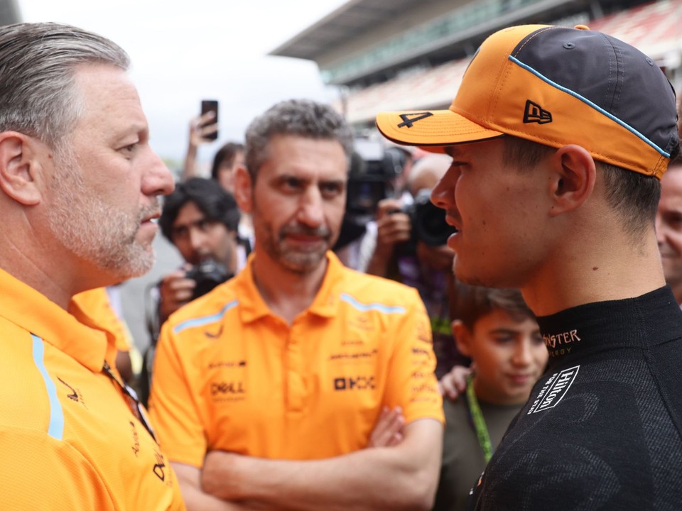 Zľava šéf McLarenu Zak Brown, pretekový inžinier Andrea Stella a jazdec Lando Norris. 