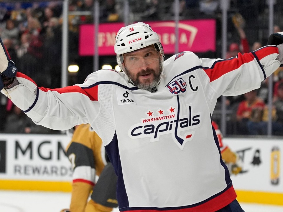 Alexander Ovečkin sa teší po strelenom góle v drese Washington Capitals.