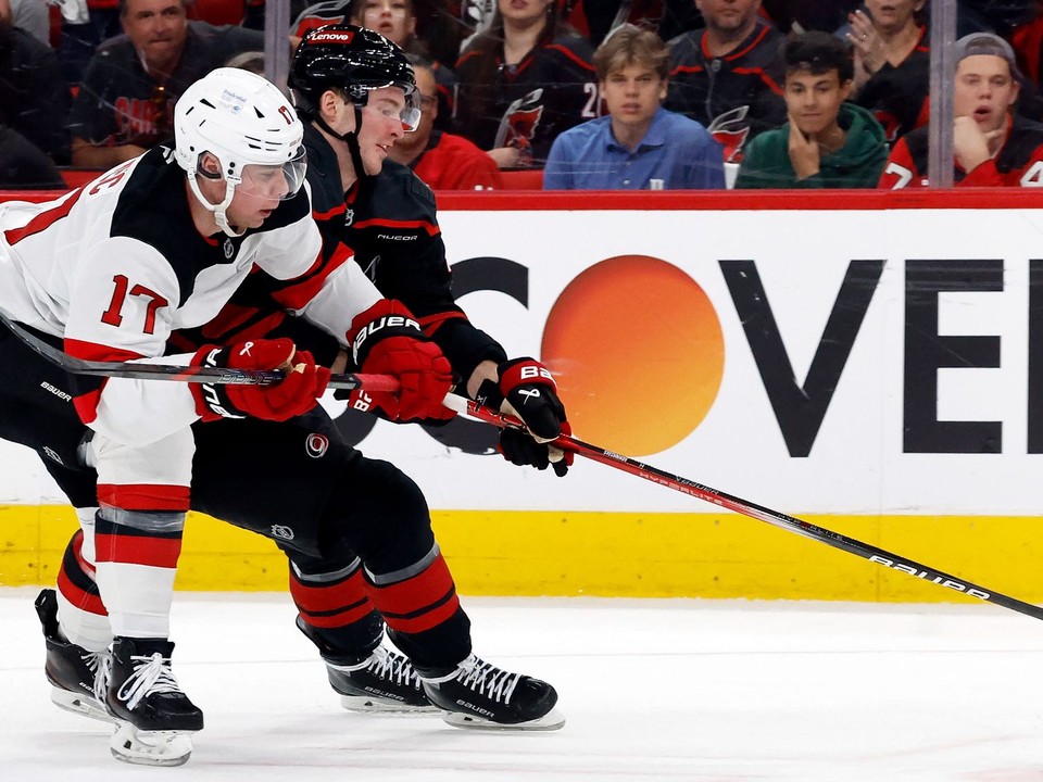 Šimon Nemec (vľavo) a Andrej Svečnikov v 2. zápase 1. kola play-off NHL Carolina Hurricanes - New Jersey Devils.