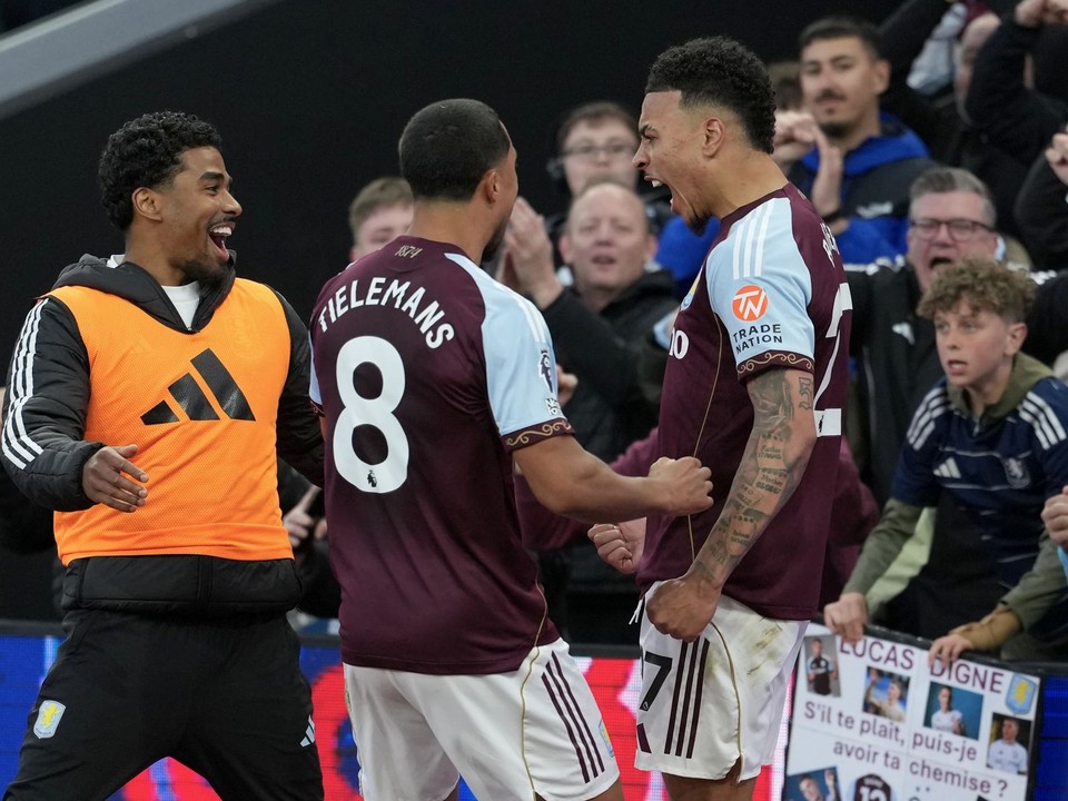 Aston Villa oslavuje gól. 