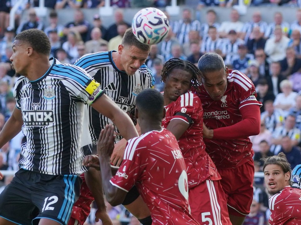 Virgil van Dijk (vpravo) v drese Liverpoolu proti Newcastlu.