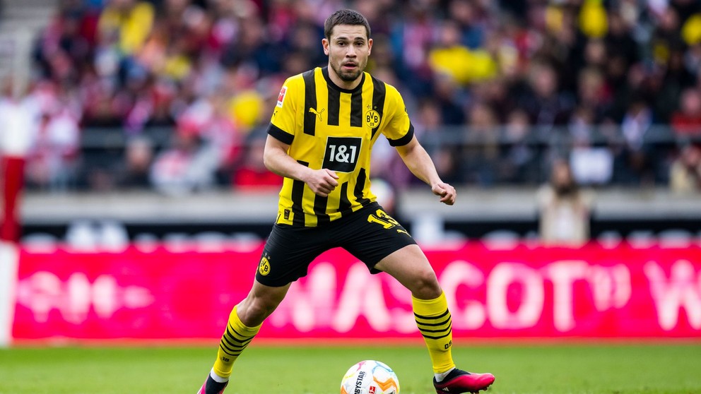 Portugalský obranca Raphael Guerreiro v drese Dortmundu. 