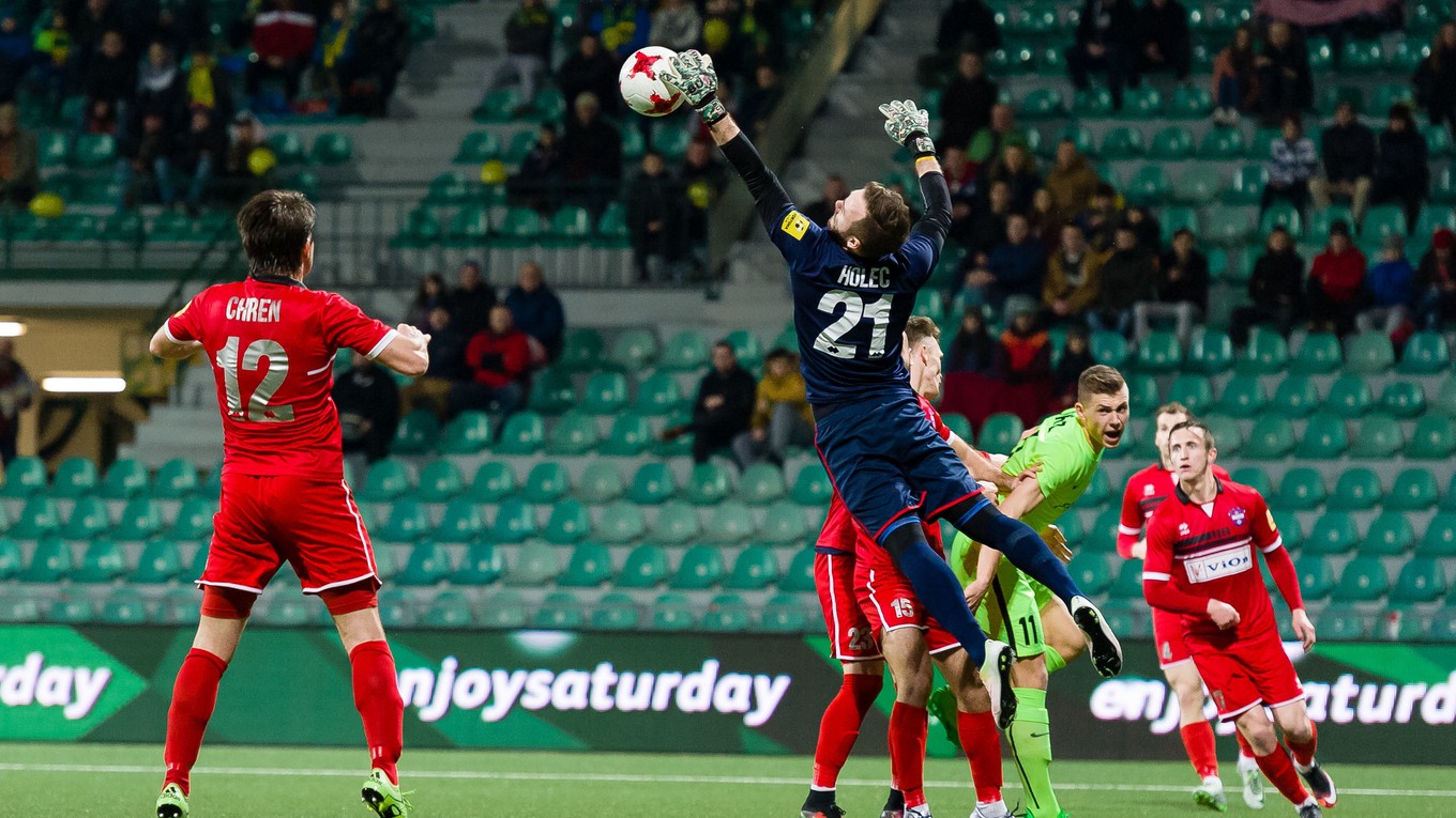 Brankár Dominik Holec zasahuje ešte v drese MŠK Žilina. 