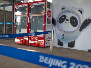 Číňania pred olympijskou dedinou šikanujú Čechov, zakazujú im natáčať