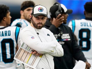 Zranený quarterback tímu Carolina Panthers - Baker Mayfield. 