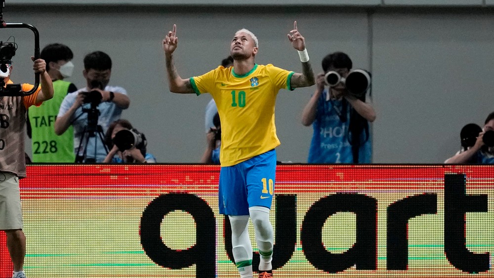 Brazília ladí formu na MS, Neymar opäť znížil stratu na Pelého