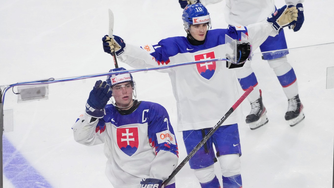 Šimon Nemec a Servác Petrovský sa tešia z gólu do siete Kanady na MS U20. 