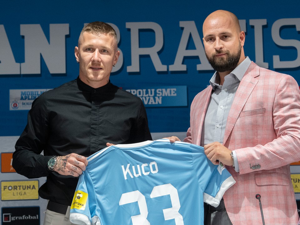 Juraj Kucka (vľavo) s Ivanom Kmotríkom ml.po podpise zmluvy so Slovanom Bratislava.