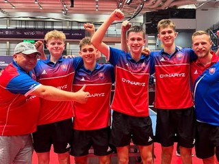 Slovenskí reprezentanti v stolnom tenise sa tešia zo zisku bronzovej medaily.