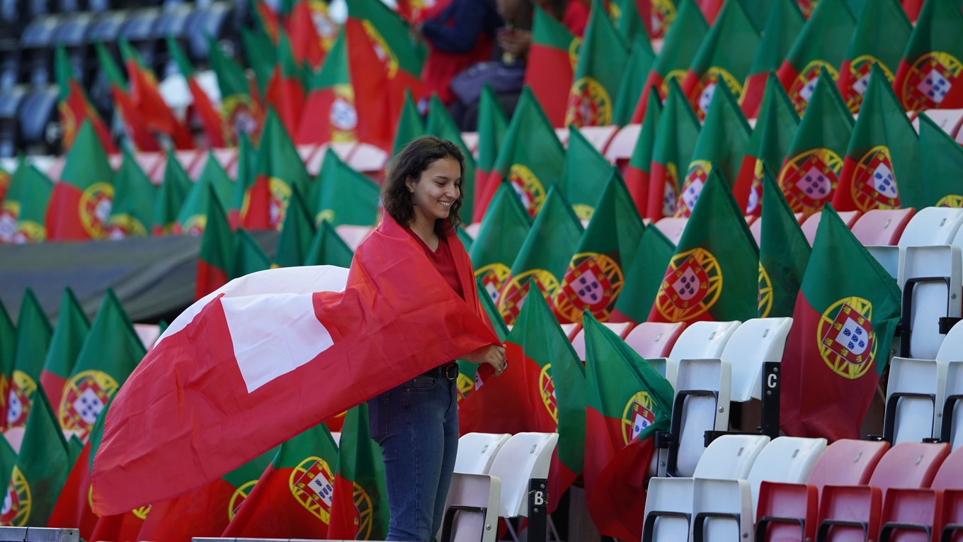 Fanúšička Švajčiarska v zápase proti Portugalsku na ME vo futbale žien 2022.