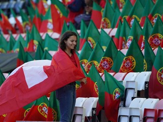 Fanúšička Švajčiarska v zápase proti Portugalsku na ME vo futbale žien 2022.