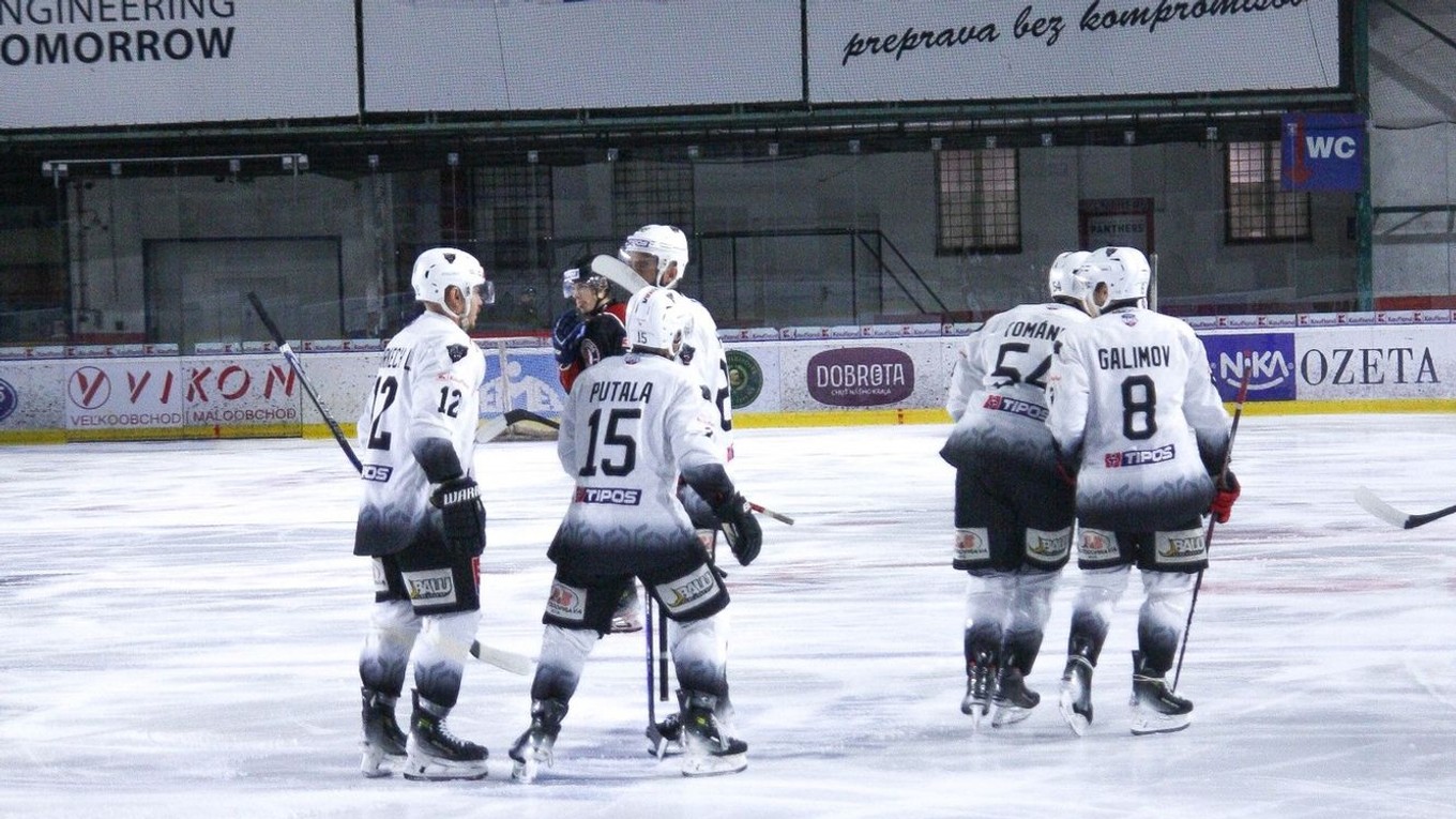 Hokejisti Považskej Bystrice oslavujú gól v zápase Tipo SHL.