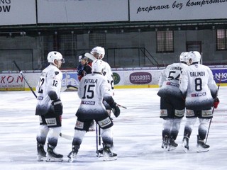 Hokejisti Považskej Bystrice oslavujú gól v zápase Tipo SHL.