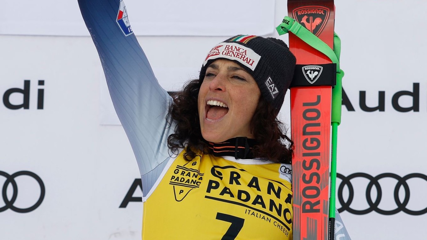 Federica Brignoneová sa teší po triumfe v obrovskom slalome Svetového pohára v alpskom lyžovaní vo švédskom Aare.