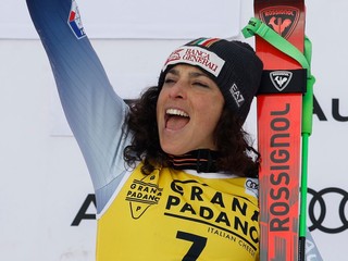 Federica Brignoneová sa teší po triumfe v obrovskom slalome Svetového pohára v alpskom lyžovaní vo švédskom Aare.