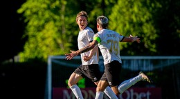 Hráči Petržalky oslavujú gól.