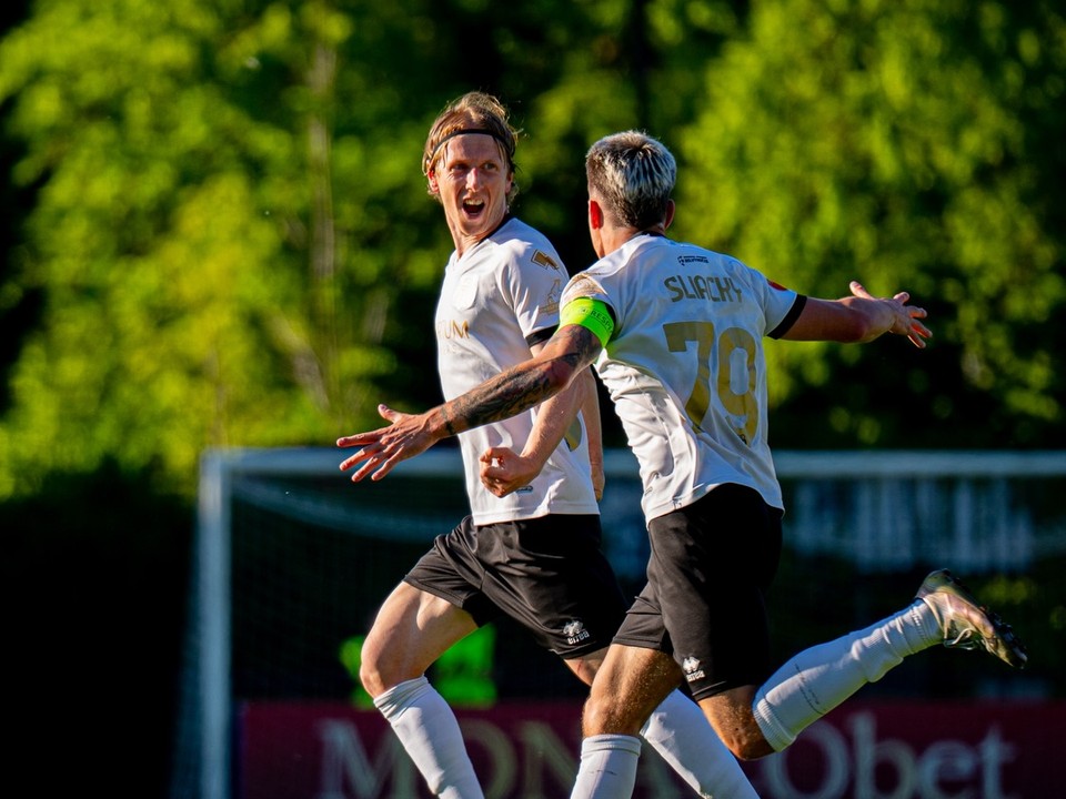 Hráči Petržalky oslavujú gól.