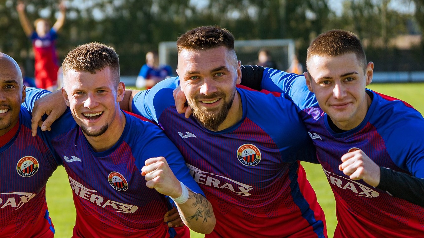 René Víglaský (druhý sprava) posilnil Kmeťovo po piatich prehrách v rade a hneď prispel k víťazstvu nad AC Nitra.