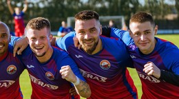 René Víglaský (druhý sprava) posilnil Kmeťovo po piatich prehrách v rade a hneď prispel k víťazstvu nad AC Nitra.