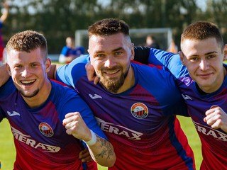 René Víglaský (druhý sprava) posilnil Kmeťovo po piatich prehrách v rade a hneď prispel k víťazstvu nad AC Nitra.