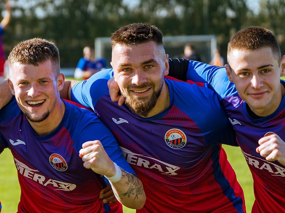 René Víglaský (druhý sprava) posilnil Kmeťovo po piatich prehrách v rade a hneď prispel k víťazstvu nad AC Nitra.