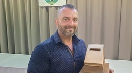 Rozhodca Ľubomír Pidanič s ocenením.