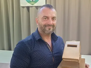 Rozhodca Ľubomír Pidanič s ocenením.