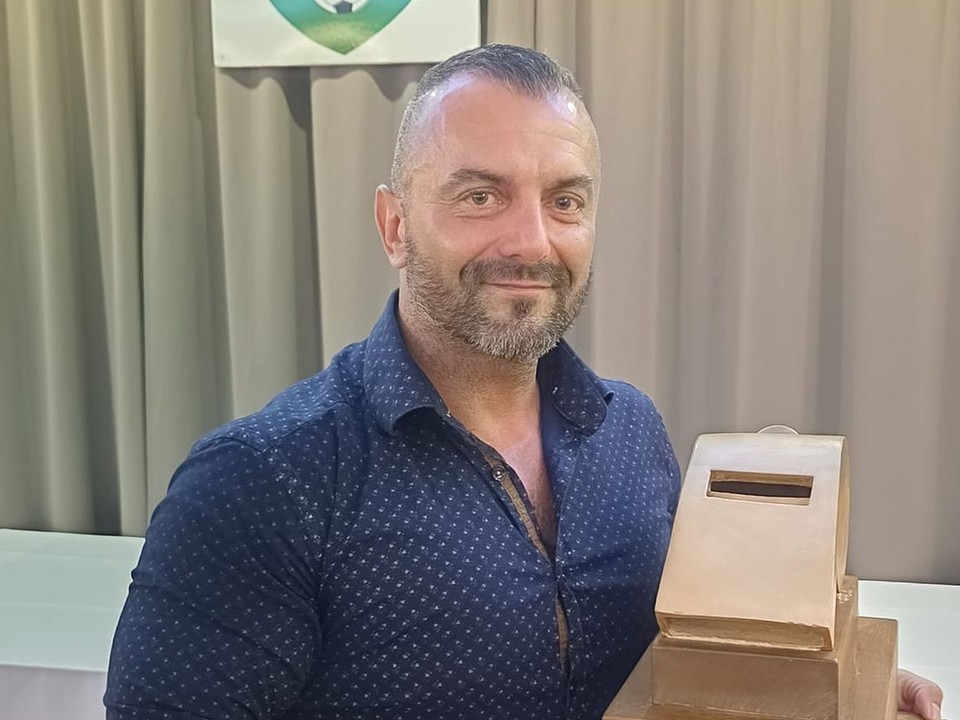 Rozhodca Ľubomír Pidanič s ocenením.