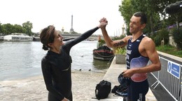 Francúzska ministerka športu Amelie Oudeová-Casterová a tratlonista Alexis Hanquinquant si pred OH 2024 v Paríži zaplávali v rieke Seina.