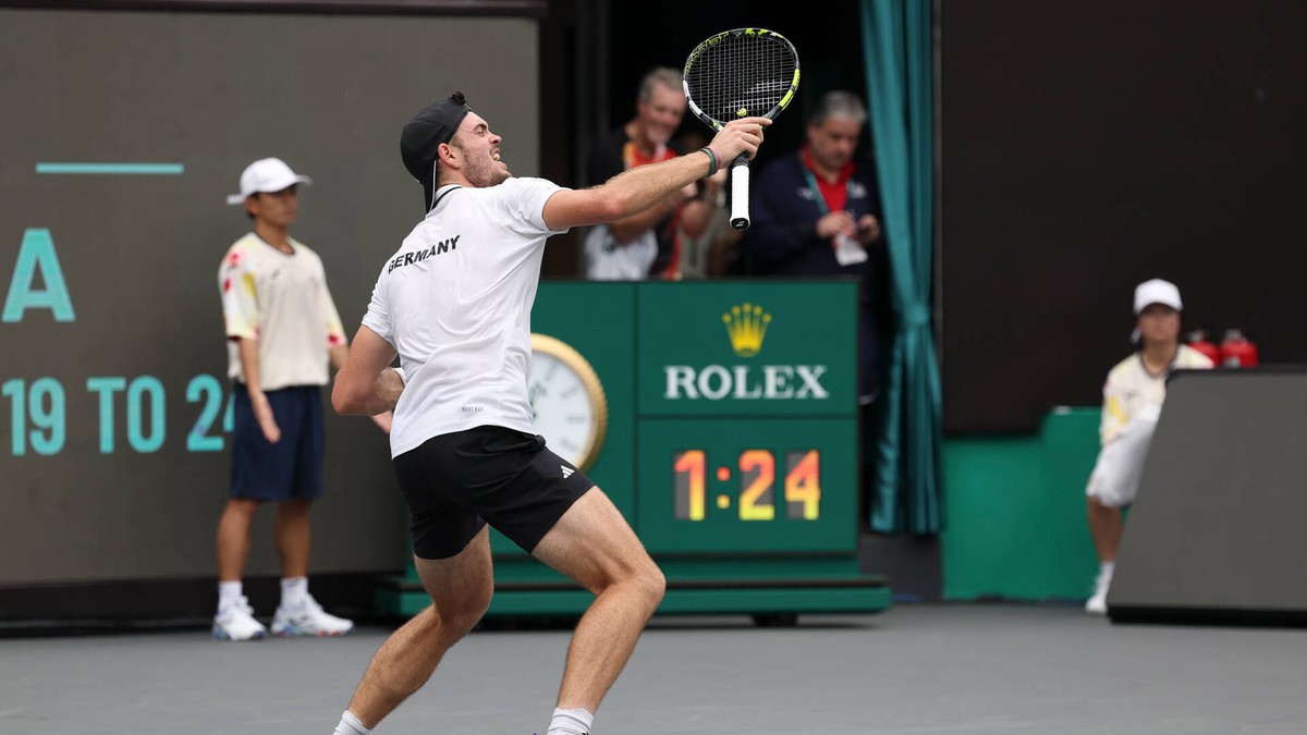 Maximilian Marterer sa teší po víťazstve v zápase skupinovej fázy finálového turnaja Davis Cupu.