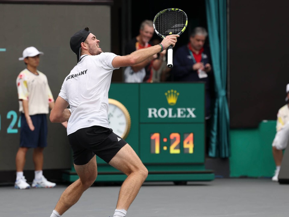 Maximilian Marterer sa teší po víťazstve v zápase skupinovej fázy finálového turnaja Davis Cupu.