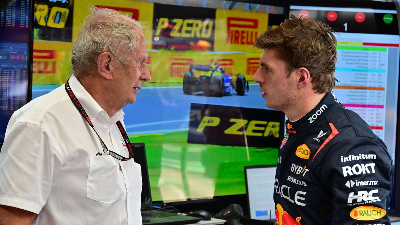 Poradca tímu Red Bull Racing Helmut Marko (vľavo) v debate s Maxom Verstappenom.