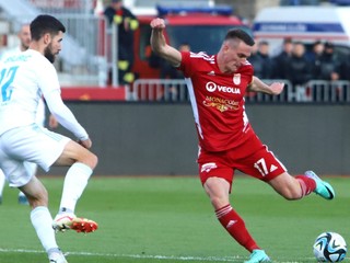 Obranca Slovana Kenan Bajrič sa snaží zastaviť strelu Róberta Polievku.