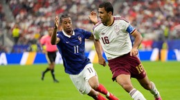 Na snímke hráč Francúzska Michael Olise (vľavo) a kapitán Španielska Rodri.