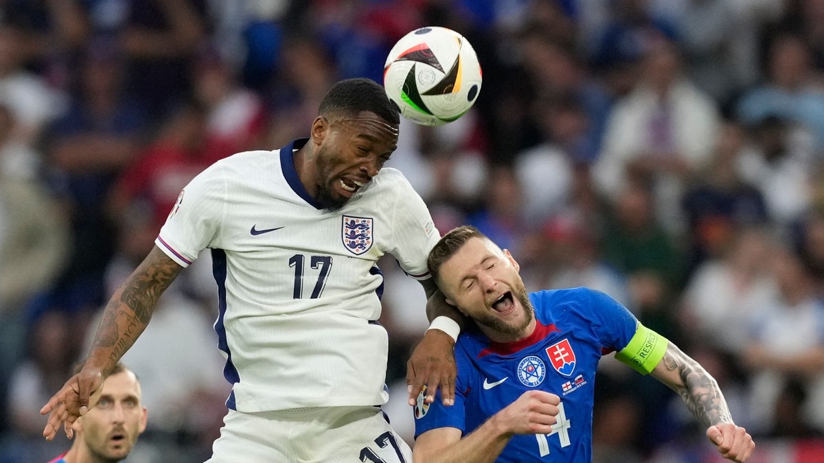 Anglický útočník Ivan Toney v súboji s Milanom Škriniarom v osemfinále EURO 2024.