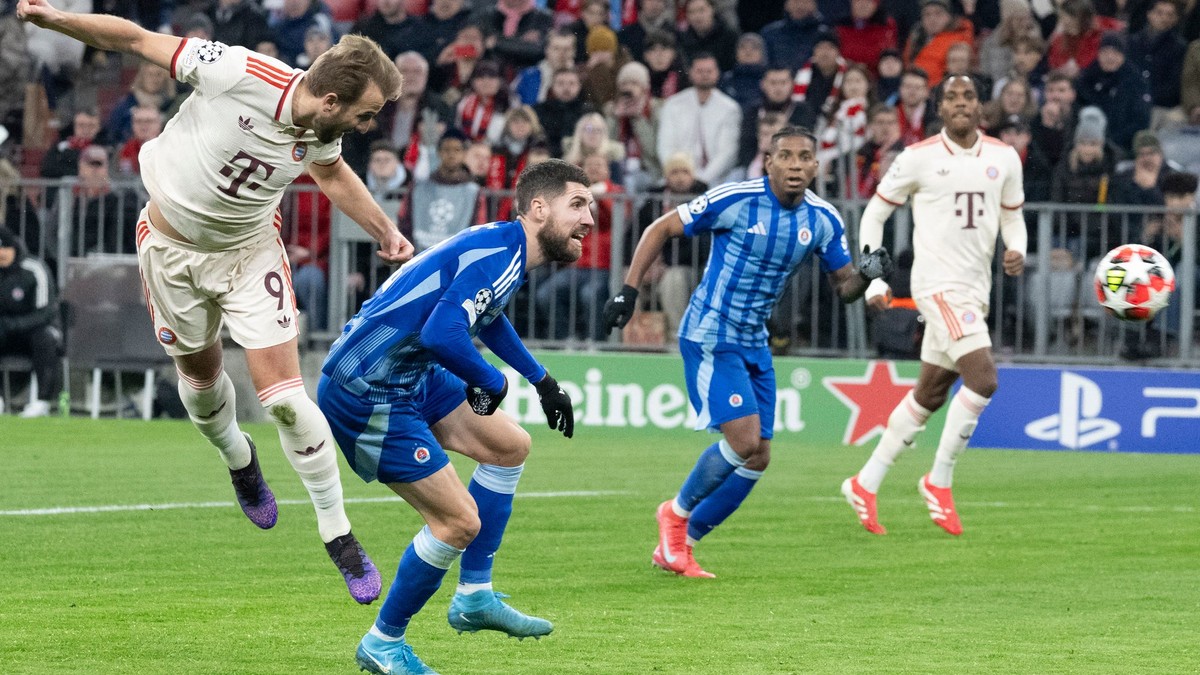 Harry Kane zakončuje cez Kenana Bajriča v zápase Bayern Mníchov - Slovan Bratislava. 