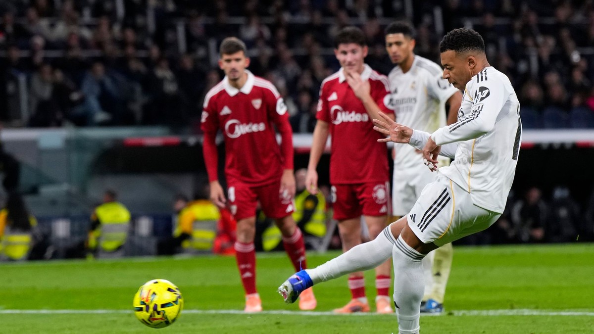 Kylian Mbappé strieľa gól. 