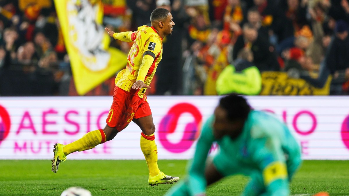 Hráč Lens oslavuje gól