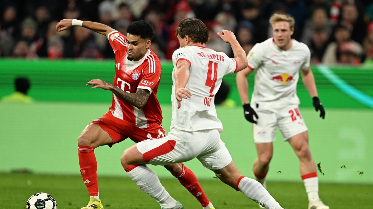 Luis Diaz a Willi Orban.