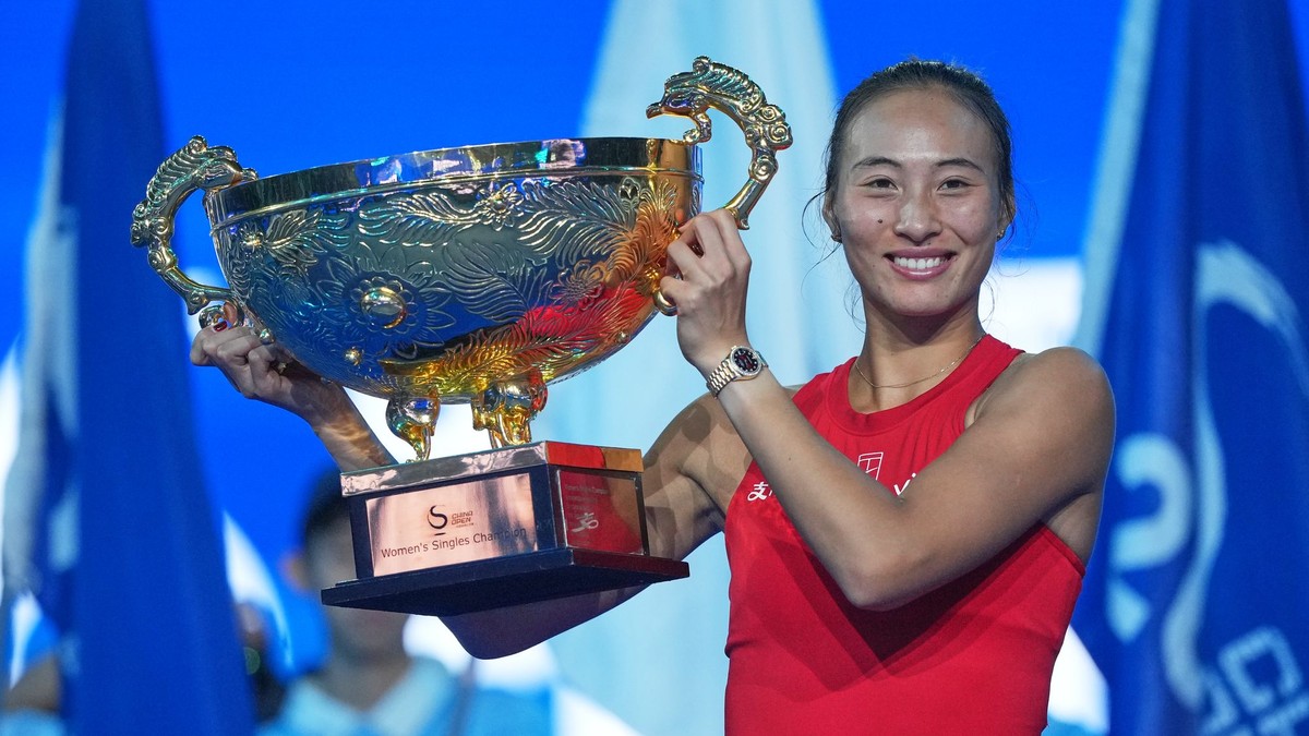 Čchin-wen Čeng pózuje s trofejou