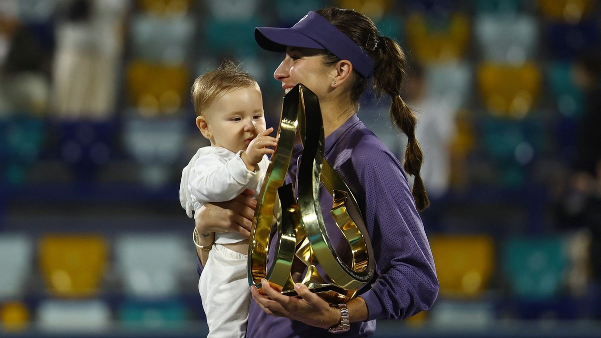Belinda Benčičová s dcérkou Bellou po triumfe na turnaji v Abú Zabí.