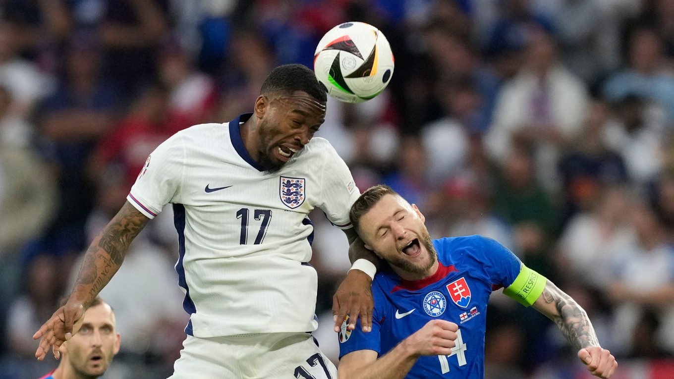 Anglický útočník Ivan Toney v súboji s Milanom Škriniarom v osemfinále EURO 2024.