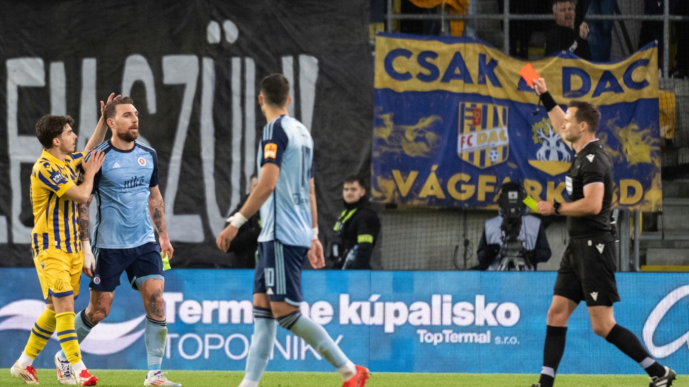 Hlavný rozhodca Ivan Kružliak ukazuje červenú kartu Guramovi Kašiovi zo Slovana (druhý zľava).
