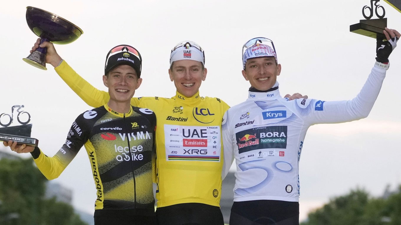 zľava Jonas Vingegaard, Tadej Pogačar a Florian Lipowitz