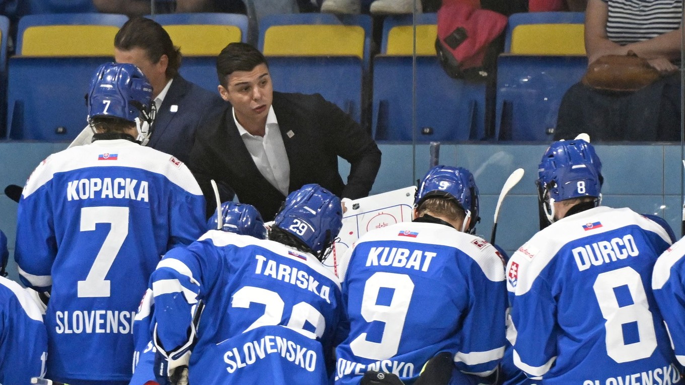 Tréner Slovenska Martin Dendis počas prípravného zápasu hráčov do 18 rokov. 
